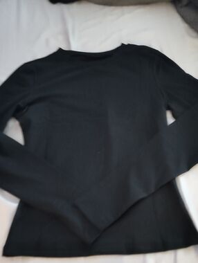 Women's Black Long-Sleeve Crewneck Top